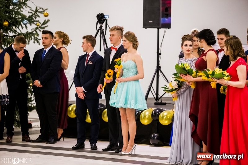 Zdjęcie w galerii na portalu naszraciborz.pl: Studniówki 2018. Pierwszego poloneza zatańczyli maturzyści ZSOMS FOTO i WIDEO wiadomości z regionu