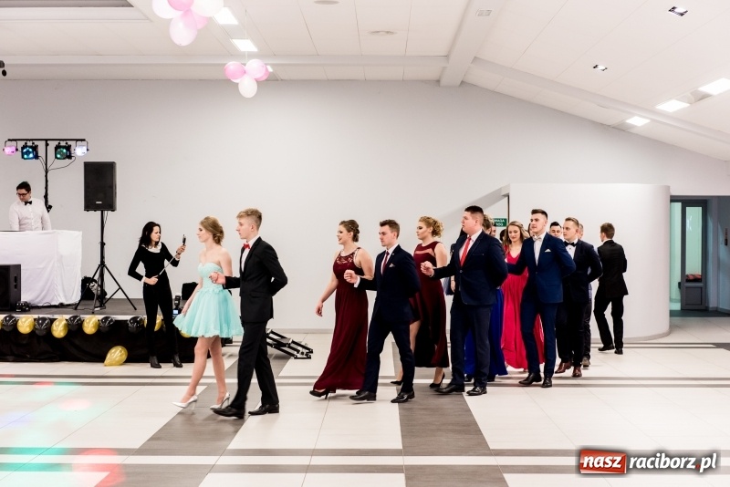 Zdjęcie w galerii na portalu naszraciborz.pl: Studniówki 2018. Pierwszego poloneza zatańczyli maturzyści ZSOMS FOTO i WIDEO wiadomości z regionu