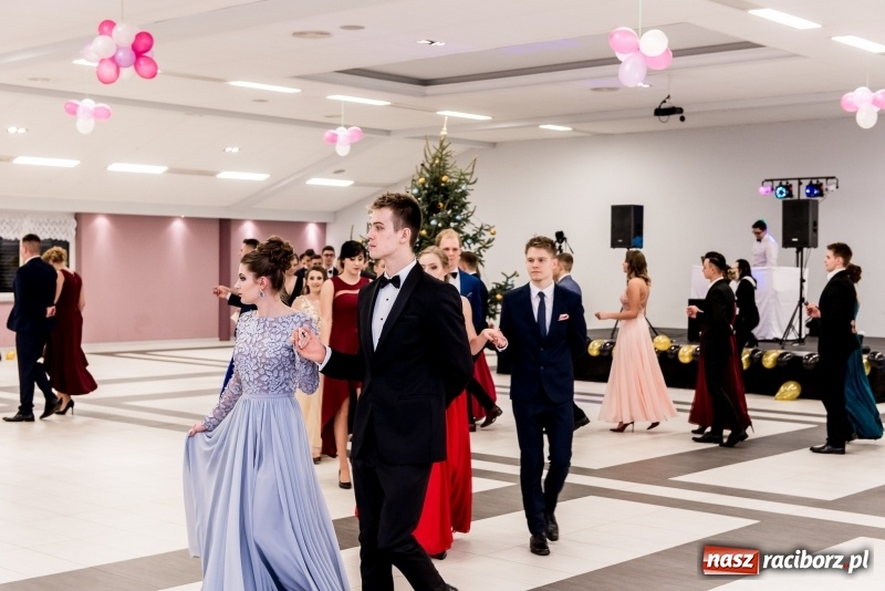 Zdjęcie w galerii na portalu naszraciborz.pl: Studniówki 2018. Pierwszego poloneza zatańczyli maturzyści ZSOMS FOTO i WIDEO wiadomości z regionu