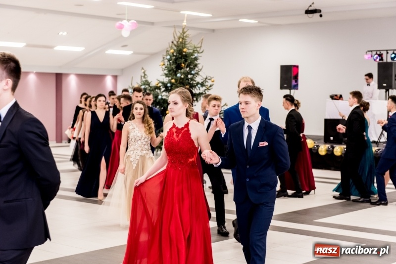 Zdjęcie w galerii na portalu naszraciborz.pl: Studniówki 2018. Pierwszego poloneza zatańczyli maturzyści ZSOMS FOTO i WIDEO wiadomości z regionu