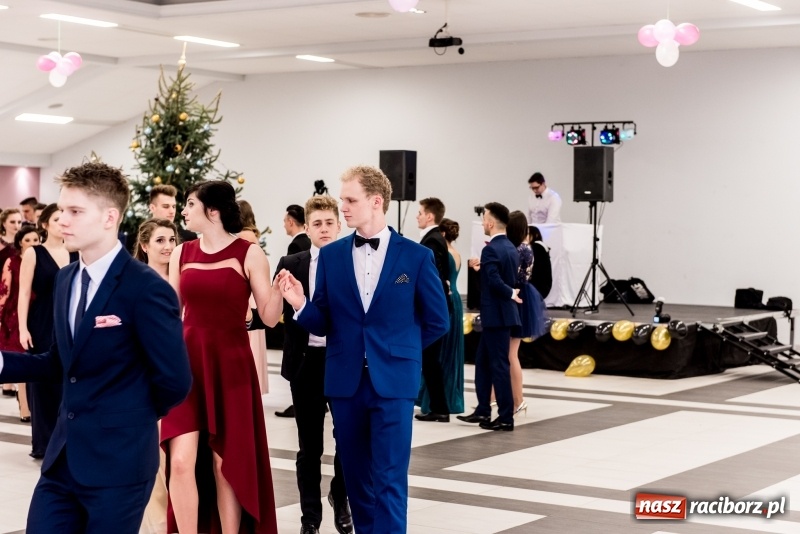 Zdjęcie w galerii na portalu naszraciborz.pl: Studniówki 2018. Pierwszego poloneza zatańczyli maturzyści ZSOMS FOTO i WIDEO wiadomości z regionu