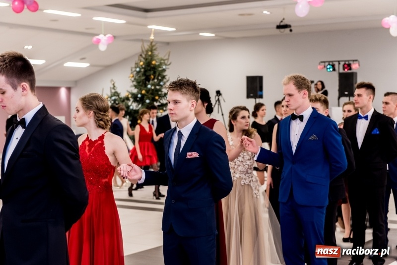 Zdjęcie w galerii na portalu naszraciborz.pl: Studniówki 2018. Pierwszego poloneza zatańczyli maturzyści ZSOMS FOTO i WIDEO wiadomości z regionu