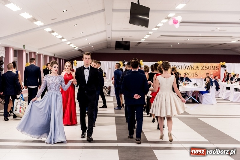 Zdjęcie w galerii na portalu naszraciborz.pl: Studniówki 2018. Pierwszego poloneza zatańczyli maturzyści ZSOMS FOTO i WIDEO wiadomości z regionu