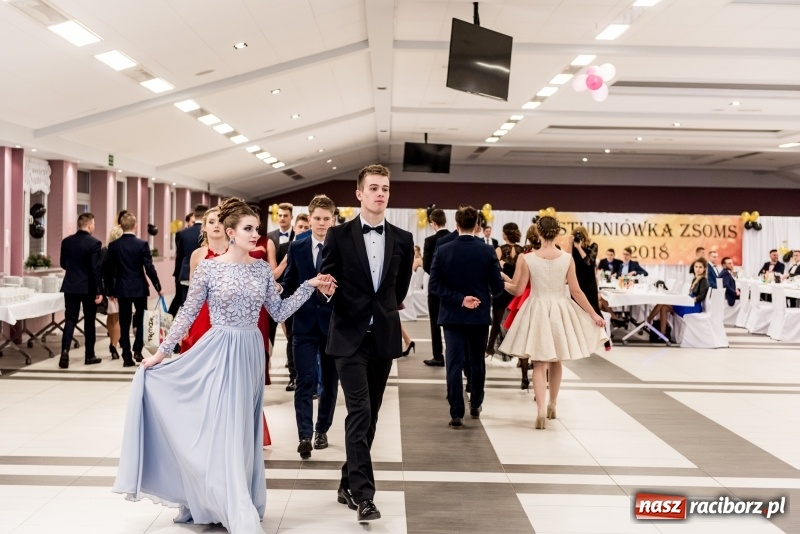 Zdjęcie w galerii na portalu naszraciborz.pl: Studniówki 2018. Pierwszego poloneza zatańczyli maturzyści ZSOMS FOTO i WIDEO wiadomości z regionu