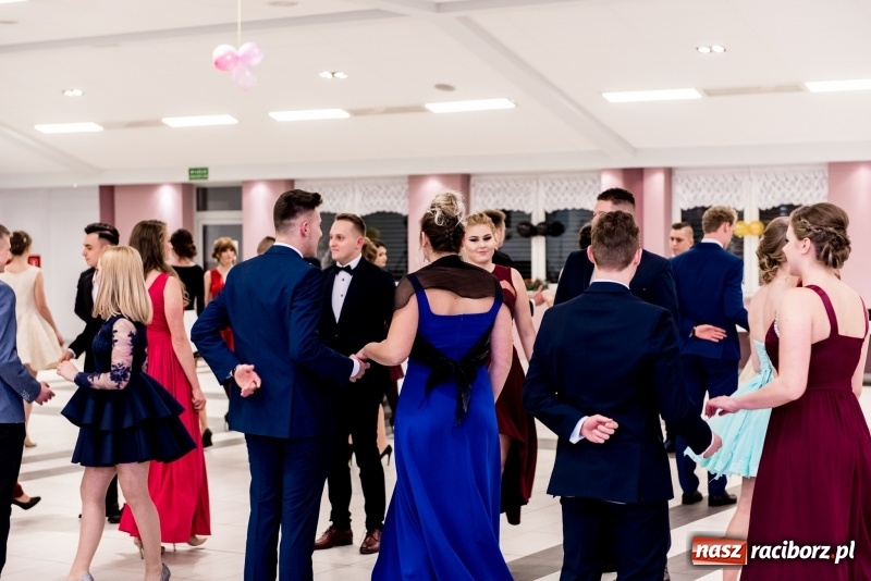 Zdjęcie w galerii na portalu naszraciborz.pl: Studniówki 2018. Pierwszego poloneza zatańczyli maturzyści ZSOMS FOTO i WIDEO wiadomości z regionu