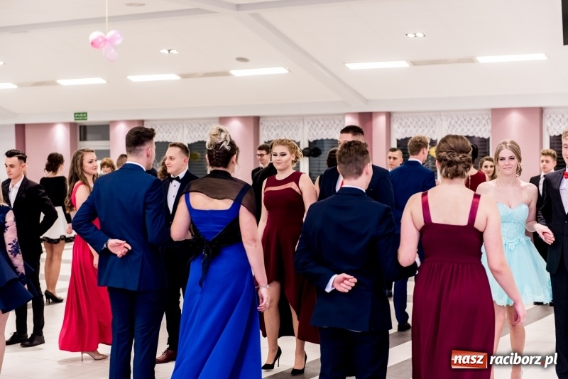 Zdjęcie w galerii na portalu naszraciborz.pl: Studniówki 2018. Pierwszego poloneza zatańczyli maturzyści ZSOMS FOTO i WIDEO wiadomości z regionu