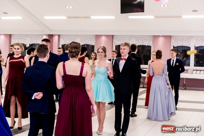 Zdjęcie w galerii na portalu naszraciborz.pl: Studniówki 2018. Pierwszego poloneza zatańczyli maturzyści ZSOMS FOTO i WIDEO wiadomości z regionu