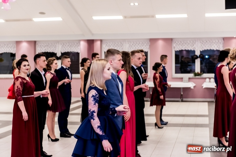 Zdjęcie w galerii na portalu naszraciborz.pl: Studniówki 2018. Pierwszego poloneza zatańczyli maturzyści ZSOMS FOTO i WIDEO wiadomości z regionu