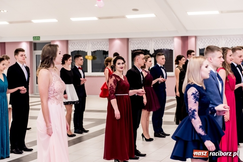 Zdjęcie w galerii na portalu naszraciborz.pl: Studniówki 2018. Pierwszego poloneza zatańczyli maturzyści ZSOMS FOTO i WIDEO wiadomości z regionu
