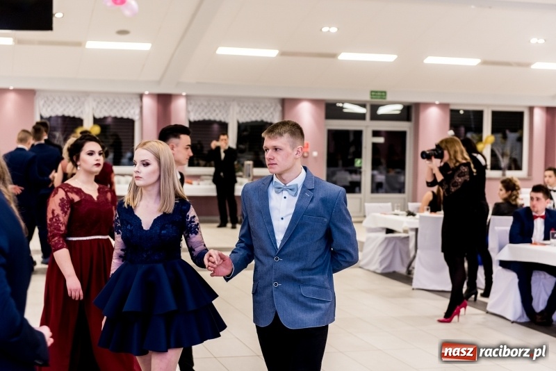 Zdjęcie w galerii na portalu naszraciborz.pl: Studniówki 2018. Pierwszego poloneza zatańczyli maturzyści ZSOMS FOTO i WIDEO wiadomości z regionu