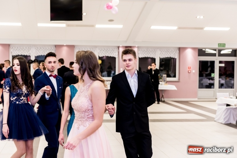 Zdjęcie w galerii na portalu naszraciborz.pl: Studniówki 2018. Pierwszego poloneza zatańczyli maturzyści ZSOMS FOTO i WIDEO wiadomości z regionu