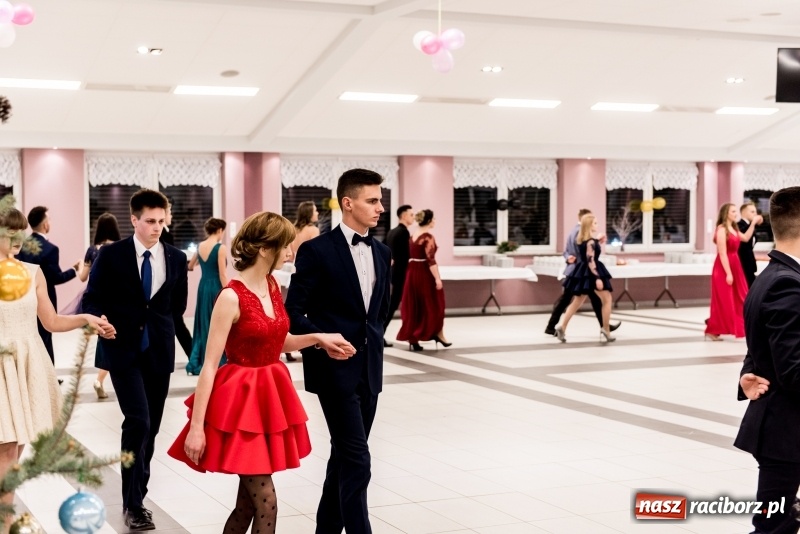 Zdjęcie w galerii na portalu naszraciborz.pl: Studniówki 2018. Pierwszego poloneza zatańczyli maturzyści ZSOMS FOTO i WIDEO wiadomości z regionu