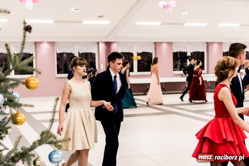 Zdjęcie w galerii na portalu naszraciborz.pl: Studniówki 2018. Pierwszego poloneza zatańczyli maturzyści ZSOMS FOTO i WIDEO wiadomości z regionu