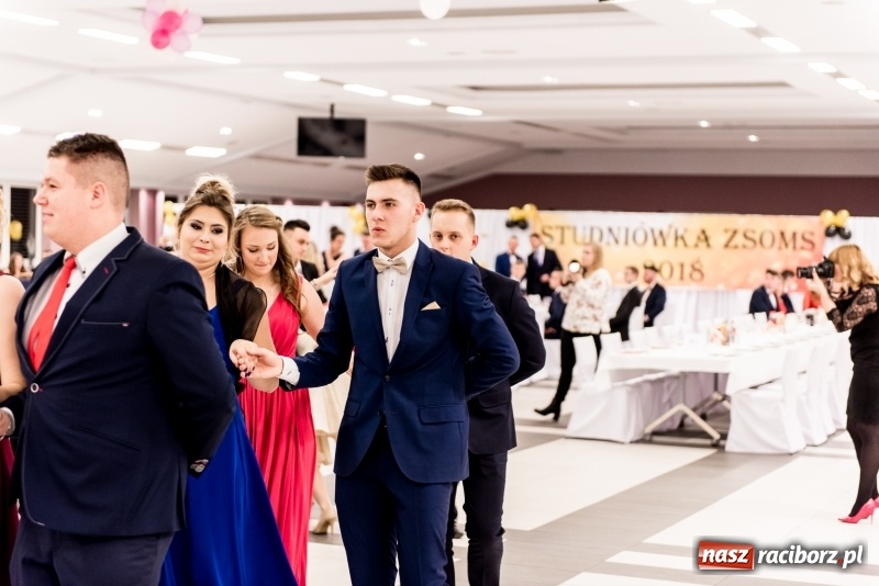 Zdjęcie w galerii na portalu naszraciborz.pl: Studniówki 2018. Pierwszego poloneza zatańczyli maturzyści ZSOMS FOTO i WIDEO wiadomości z regionu