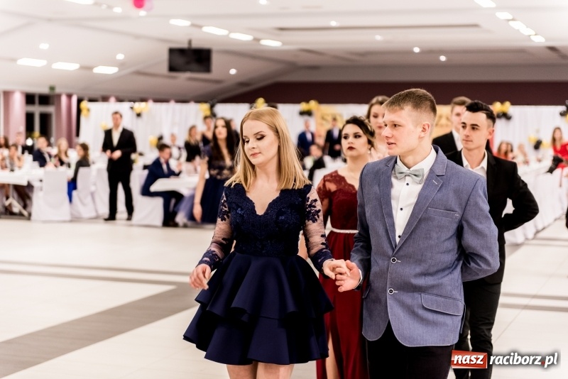Zdjęcie w galerii na portalu naszraciborz.pl: Studniówki 2018. Pierwszego poloneza zatańczyli maturzyści ZSOMS FOTO i WIDEO wiadomości z regionu