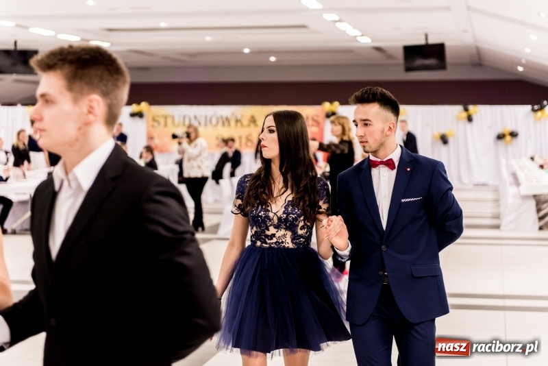 Zdjęcie w galerii na portalu naszraciborz.pl: Studniówki 2018. Pierwszego poloneza zatańczyli maturzyści ZSOMS FOTO i WIDEO wiadomości z regionu