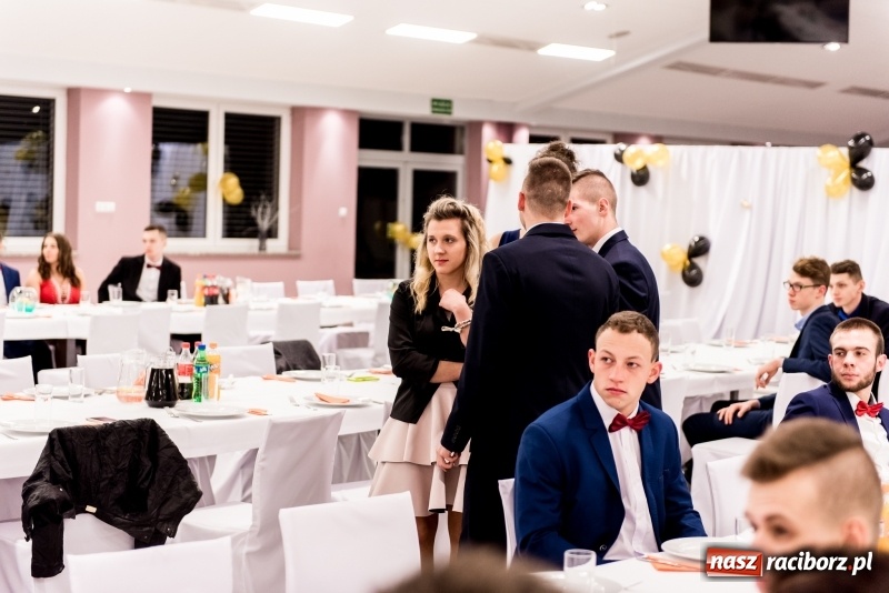 Zdjęcie w galerii na portalu naszraciborz.pl: Studniówki 2018. Pierwszego poloneza zatańczyli maturzyści ZSOMS FOTO i WIDEO wiadomości z regionu