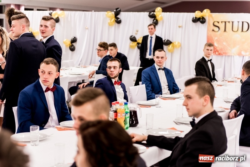 Zdjęcie w galerii na portalu naszraciborz.pl: Studniówki 2018. Pierwszego poloneza zatańczyli maturzyści ZSOMS FOTO i WIDEO wiadomości z regionu