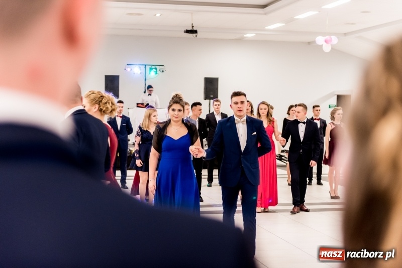 Zdjęcie w galerii na portalu naszraciborz.pl: Studniówki 2018. Pierwszego poloneza zatańczyli maturzyści ZSOMS FOTO i WIDEO wiadomości z regionu