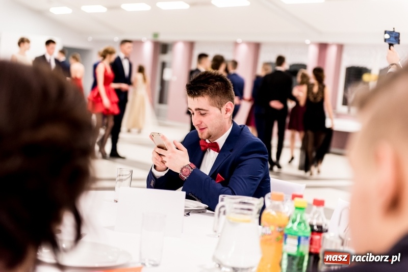 Zdjęcie w galerii na portalu naszraciborz.pl: Studniówki 2018. Pierwszego poloneza zatańczyli maturzyści ZSOMS FOTO i WIDEO wiadomości z regionu