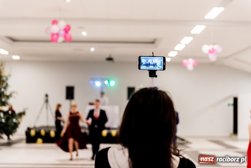 Zdjęcie w galerii na portalu naszraciborz.pl: Studniówki 2018. Pierwszego poloneza zatańczyli maturzyści ZSOMS FOTO i WIDEO wiadomości z regionu