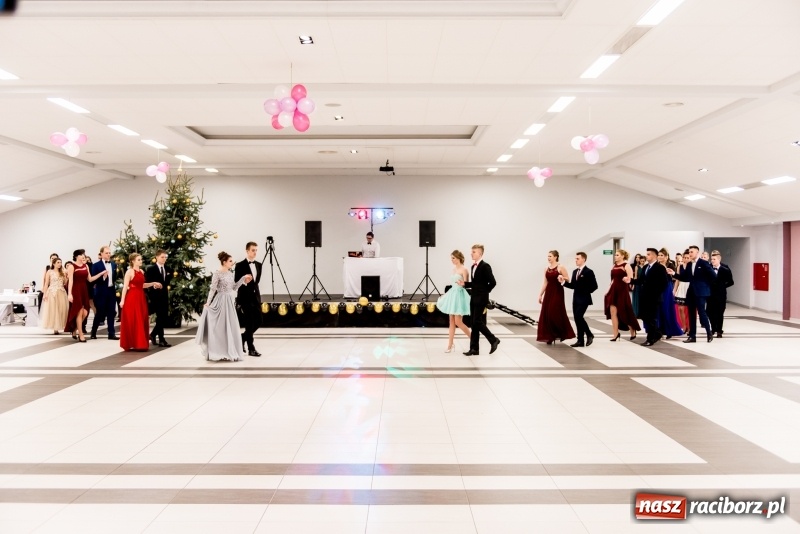 Zdjęcie w galerii na portalu naszraciborz.pl: Studniówki 2018. Pierwszego poloneza zatańczyli maturzyści ZSOMS FOTO i WIDEO wiadomości z regionu