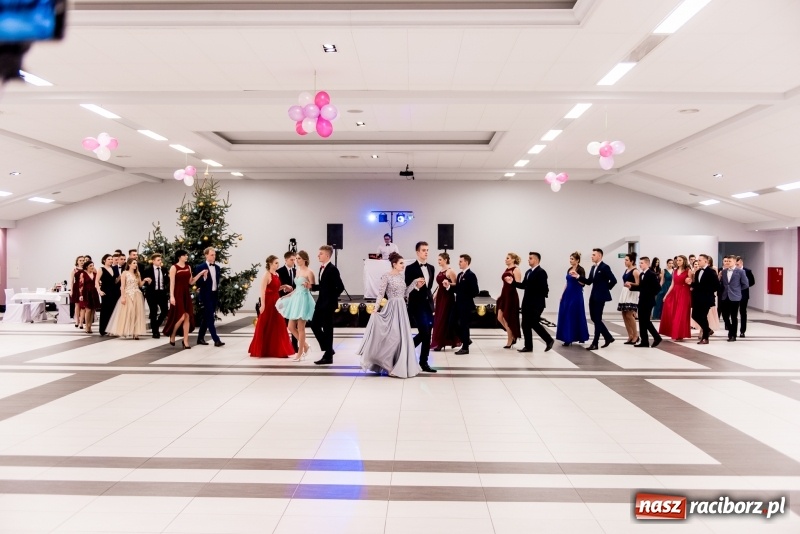 Zdjęcie w galerii na portalu naszraciborz.pl: Studniówki 2018. Pierwszego poloneza zatańczyli maturzyści ZSOMS FOTO i WIDEO wiadomości z regionu