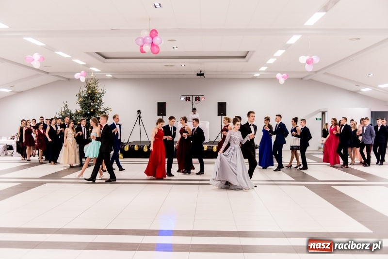 Zdjęcie w galerii na portalu naszraciborz.pl: Studniówki 2018. Pierwszego poloneza zatańczyli maturzyści ZSOMS FOTO i WIDEO wiadomości z regionu