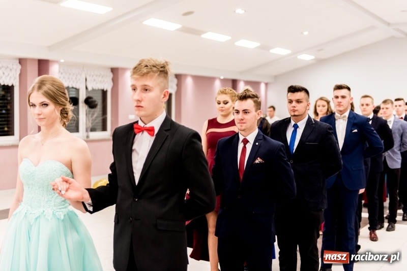 Zdjęcie w galerii na portalu naszraciborz.pl: Studniówki 2018. Pierwszego poloneza zatańczyli maturzyści ZSOMS FOTO i WIDEO wiadomości z regionu