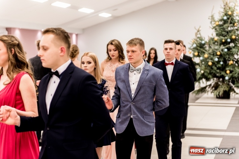 Zdjęcie w galerii na portalu naszraciborz.pl: Studniówki 2018. Pierwszego poloneza zatańczyli maturzyści ZSOMS FOTO i WIDEO wiadomości z regionu