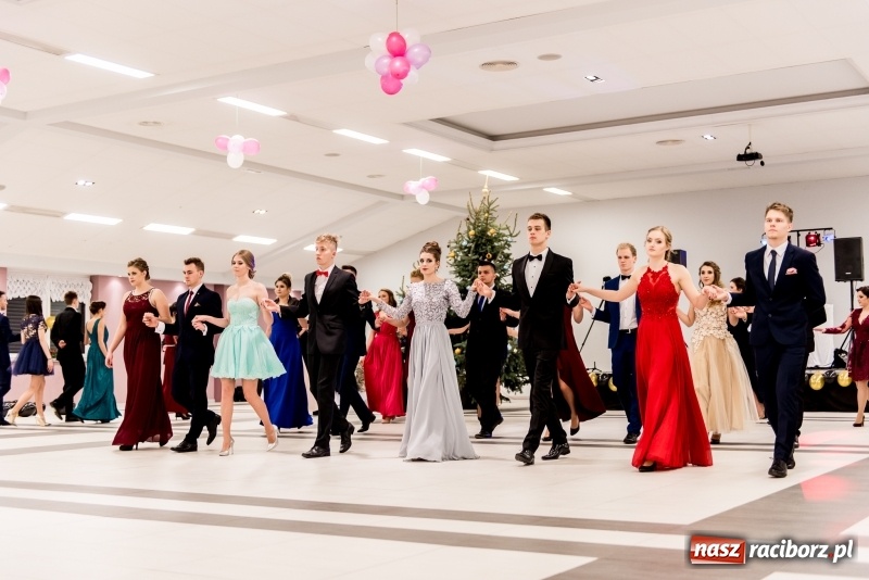 Zdjęcie w galerii na portalu naszraciborz.pl: Studniówki 2018. Pierwszego poloneza zatańczyli maturzyści ZSOMS FOTO i WIDEO wiadomości z regionu