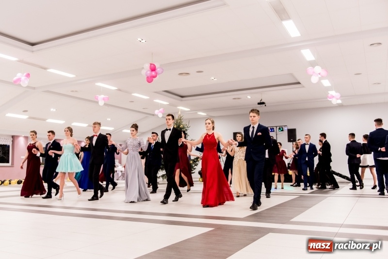Zdjęcie w galerii na portalu naszraciborz.pl: Studniówki 2018. Pierwszego poloneza zatańczyli maturzyści ZSOMS FOTO i WIDEO wiadomości z regionu