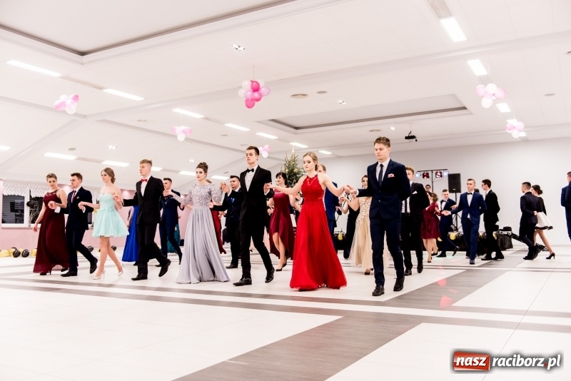 Zdjęcie w galerii na portalu naszraciborz.pl: Studniówki 2018. Pierwszego poloneza zatańczyli maturzyści ZSOMS FOTO i WIDEO wiadomości z regionu