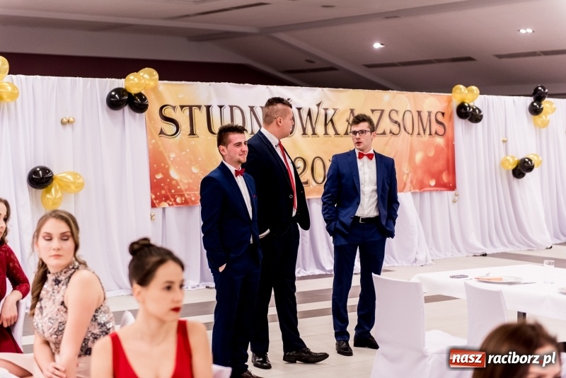 Zdjęcie w galerii na portalu naszraciborz.pl: Studniówki 2018. Pierwszego poloneza zatańczyli maturzyści ZSOMS FOTO i WIDEO wiadomości z regionu