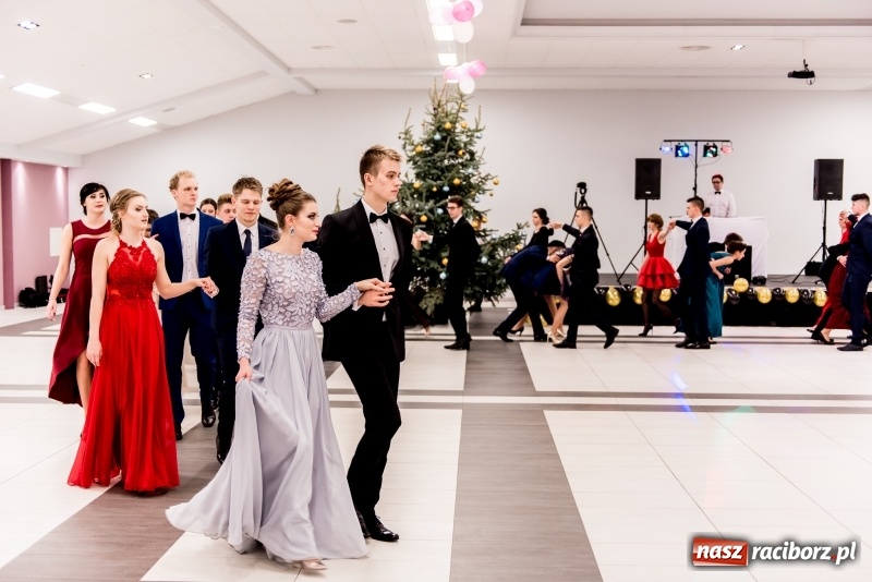 Zdjęcie w galerii na portalu naszraciborz.pl: Studniówki 2018. Pierwszego poloneza zatańczyli maturzyści ZSOMS FOTO i WIDEO wiadomości z regionu