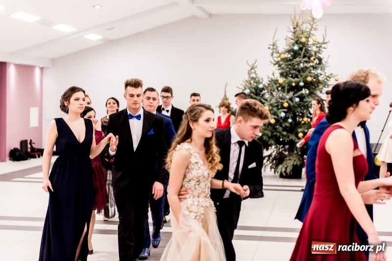 Zdjęcie w galerii na portalu naszraciborz.pl: Studniówki 2018. Pierwszego poloneza zatańczyli maturzyści ZSOMS FOTO i WIDEO wiadomości z regionu