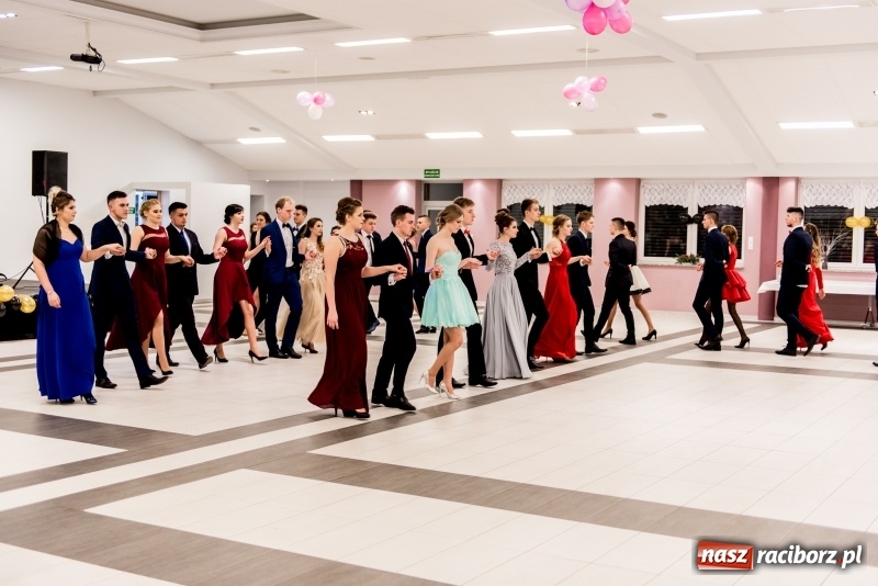 Zdjęcie w galerii na portalu naszraciborz.pl: Studniówki 2018. Pierwszego poloneza zatańczyli maturzyści ZSOMS FOTO i WIDEO wiadomości z regionu