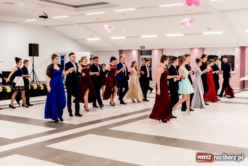 Zdjęcie w galerii na portalu naszraciborz.pl: Studniówki 2018. Pierwszego poloneza zatańczyli maturzyści ZSOMS FOTO i WIDEO wiadomości z regionu