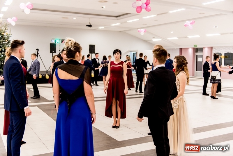 Zdjęcie w galerii na portalu naszraciborz.pl: Studniówki 2018. Pierwszego poloneza zatańczyli maturzyści ZSOMS FOTO i WIDEO wiadomości z regionu