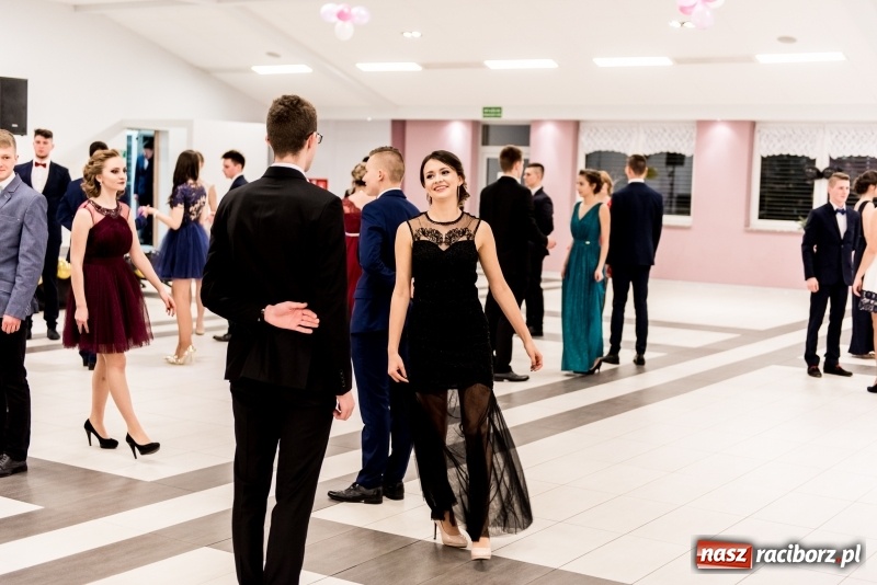 Zdjęcie w galerii na portalu naszraciborz.pl: Studniówki 2018. Pierwszego poloneza zatańczyli maturzyści ZSOMS FOTO i WIDEO wiadomości z regionu