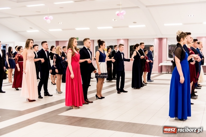 Zdjęcie w galerii na portalu naszraciborz.pl: Studniówki 2018. Pierwszego poloneza zatańczyli maturzyści ZSOMS FOTO i WIDEO wiadomości z regionu