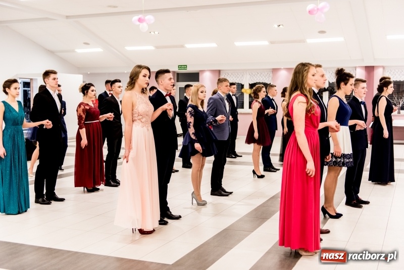 Zdjęcie w galerii na portalu naszraciborz.pl: Studniówki 2018. Pierwszego poloneza zatańczyli maturzyści ZSOMS FOTO i WIDEO wiadomości z regionu