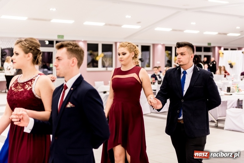 Zdjęcie w galerii na portalu naszraciborz.pl: Studniówki 2018. Pierwszego poloneza zatańczyli maturzyści ZSOMS FOTO i WIDEO wiadomości z regionu