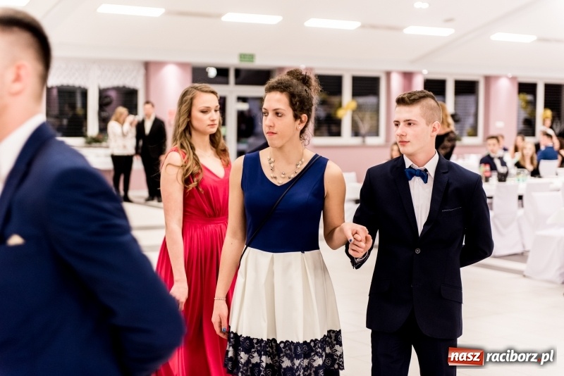 Zdjęcie w galerii na portalu naszraciborz.pl: Studniówki 2018. Pierwszego poloneza zatańczyli maturzyści ZSOMS FOTO i WIDEO wiadomości z regionu