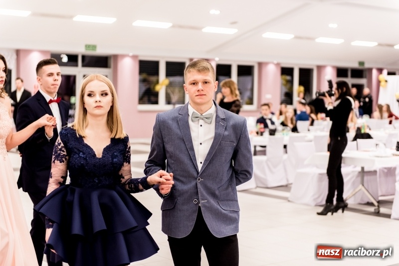 Zdjęcie w galerii na portalu naszraciborz.pl: Studniówki 2018. Pierwszego poloneza zatańczyli maturzyści ZSOMS FOTO i WIDEO wiadomości z regionu