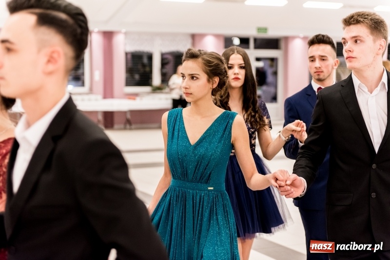 Zdjęcie w galerii na portalu naszraciborz.pl: Studniówki 2018. Pierwszego poloneza zatańczyli maturzyści ZSOMS FOTO i WIDEO wiadomości z regionu