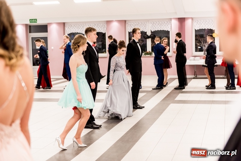 Zdjęcie w galerii na portalu naszraciborz.pl: Studniówki 2018. Pierwszego poloneza zatańczyli maturzyści ZSOMS FOTO i WIDEO wiadomości z regionu