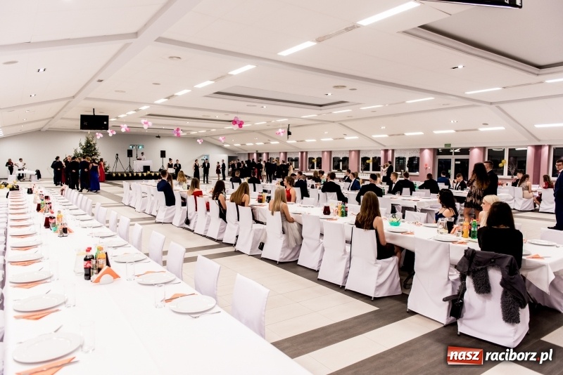 Zdjęcie w galerii na portalu naszraciborz.pl: Studniówki 2018. Pierwszego poloneza zatańczyli maturzyści ZSOMS FOTO i WIDEO wiadomości z regionu