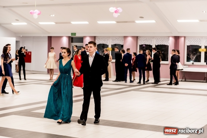 Zdjęcie w galerii na portalu naszraciborz.pl: Studniówki 2018. Pierwszego poloneza zatańczyli maturzyści ZSOMS FOTO i WIDEO wiadomości z regionu