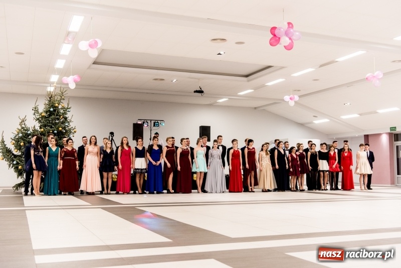 Zdjęcie w galerii na portalu naszraciborz.pl: Studniówki 2018. Pierwszego poloneza zatańczyli maturzyści ZSOMS FOTO i WIDEO wiadomości z regionu